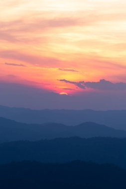 Gün batımında bulutlu renkli dramatik gökyüzü