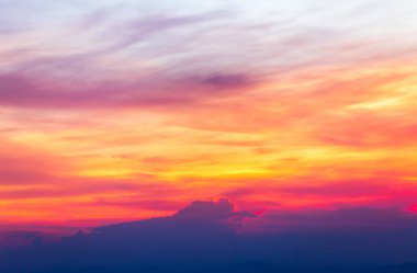 Gün batımında bulutlu renkli dramatik gökyüzü