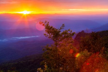 Gün batımında bulutlu renkli dramatik gökyüzü