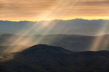 Gün batımında bulutlu renkli dramatik gökyüzü