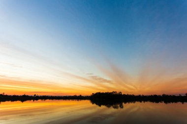 Gün batımında bulutlu renkli dramatik gökyüzü.