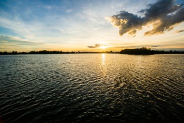 Gün batımında bulutlu renkli dramatik gökyüzü