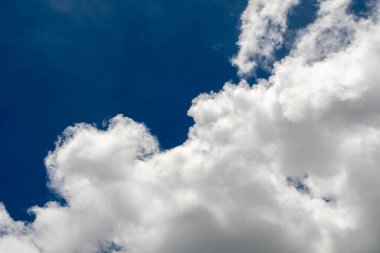 Gün batımında bulutlu renkli dramatik gökyüzü.