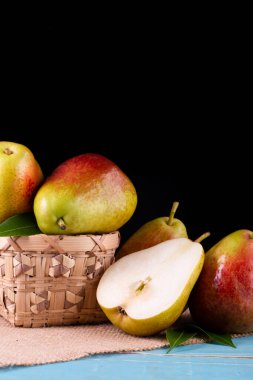 Sepetteki tatlı armutlar