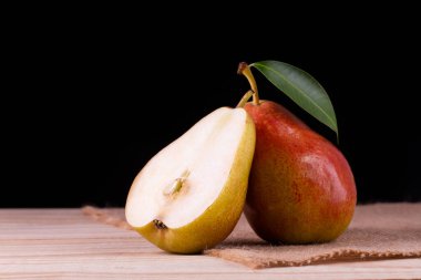 Sepetteki tatlı armutlar