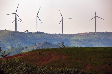 Güneşli sabah rüzgar türbinleri