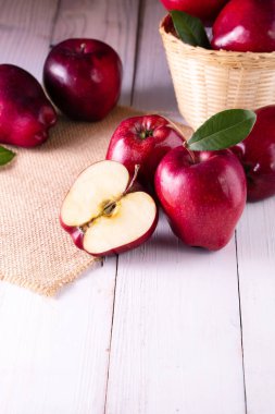 Masada yaprakları olan kırmızı elmalar.