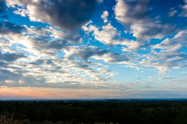 夕暮れ時の雲とカラフルな劇的な空 — ストック写真