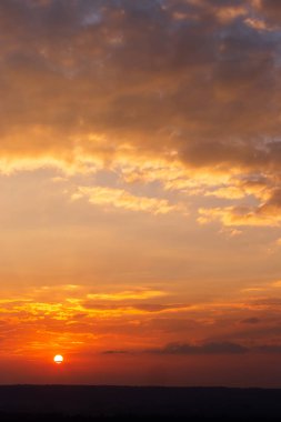 Gün batımında bulutlu renkli dramatik gökyüzü.