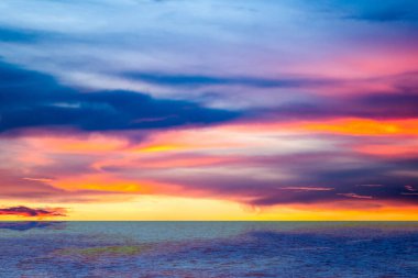 Denizin üzerinde gün batımı