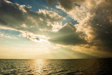 Gün batımında bulutlu renkli dramatik gökyüzü.