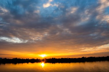 Gün batımında bulutlu renkli dramatik gökyüzü.