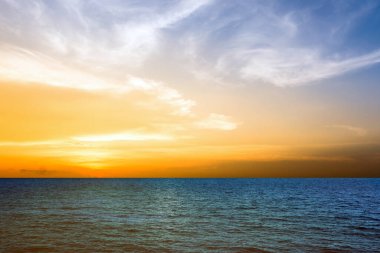 Denizin üzerinde gün batımı