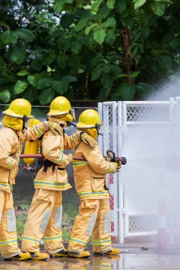 İtfaiyeci yangında.