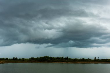 Yağmurlu fırtına bulutları