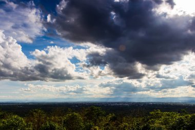 Gün batımında bulutlu renkli dramatik gökyüzü.