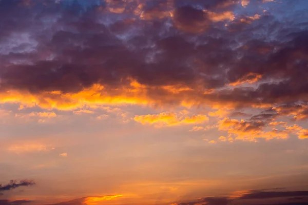 夕阳西下 云彩斑斓的天空 — 图库照片