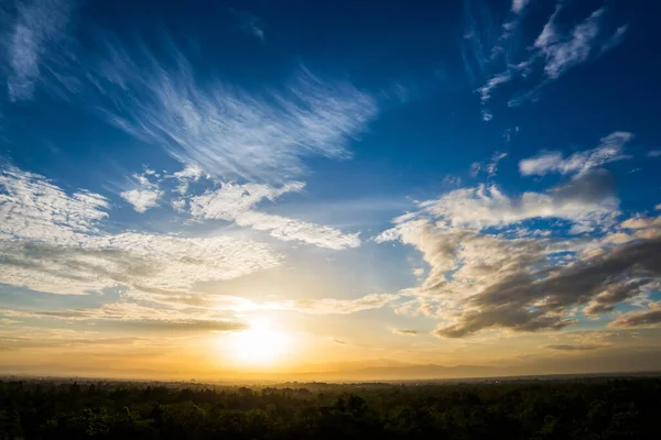 夕阳西下 云彩斑斓的天空 — 图库照片