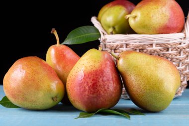 Sepetteki tatlı armutlar