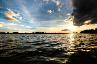 Gün batımında bulutlu renkli dramatik gökyüzü.