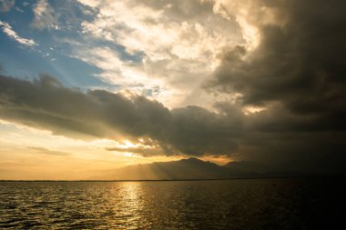 Gün batımında bulutlu renkli dramatik gökyüzü.
