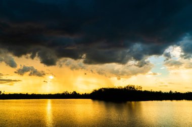 Gök gürültülü fırtına. Yağmur bulutları.