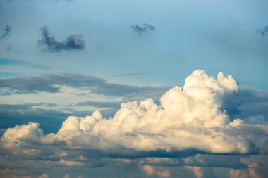 Gün batımında bulutlu renkli dramatik gökyüzü.