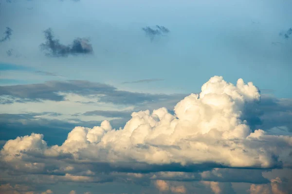 Langit Berwarna Dramatis Dengan Awan Saat Matahari Terbenam — Stok Foto