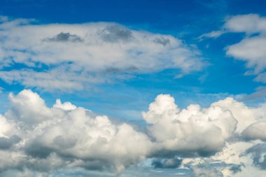 Gün batımında bulutlu renkli dramatik gökyüzü.