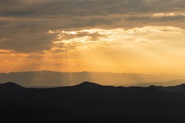 Gün batımında bulutlu renkli dramatik gökyüzü.