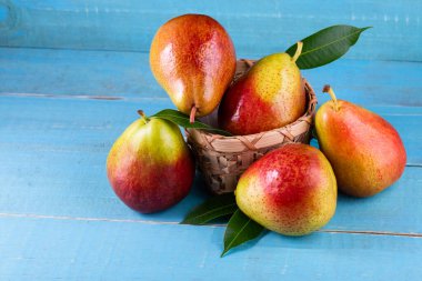 Sepetteki tatlı armutlar