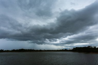 Gök gürültülü fırtına. Yağmur bulutları.