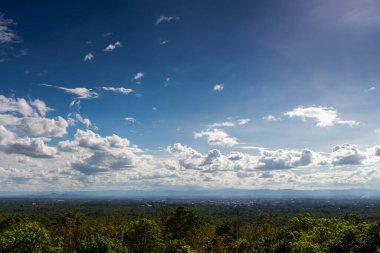 Gün batımında bulutlu renkli dramatik gökyüzü.