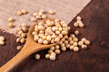 Ahşap arka planda soya fasulyesi yağı. rustik biçim