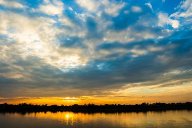 Gün batımında bulutlu renkli dramatik gökyüzü.