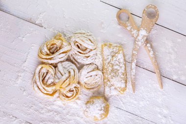 Makarna içerikli makarna koyu ahşap masa manzaralı.