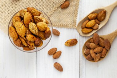 Siyah bir kâsede badem, koyu, ahşap arka plana karşı.