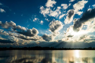 Gün batımında bulutlu renkli dramatik gökyüzü