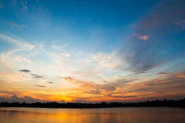 Gün batımında bulutlu renkli dramatik gökyüzü