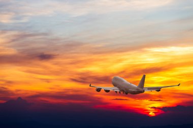 Yolcu uçağı gökyüzünde. Uçaklar bulutların üstünde uçar