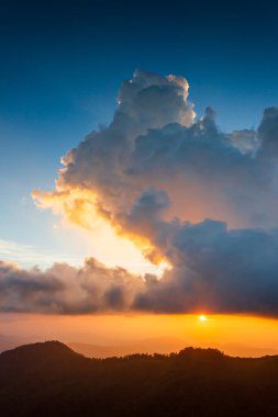 Gün batımında bulutlu renkli dramatik gökyüzü