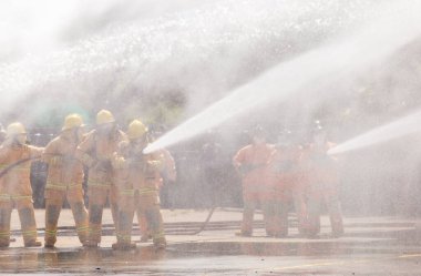 İtfaiyeci yangında.