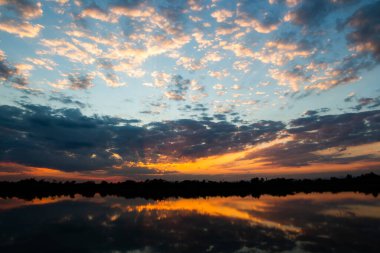 Gün batımında bulutlu renkli dramatik gökyüzü