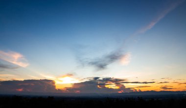 Gün batımında bulutlu renkli dramatik gökyüzü