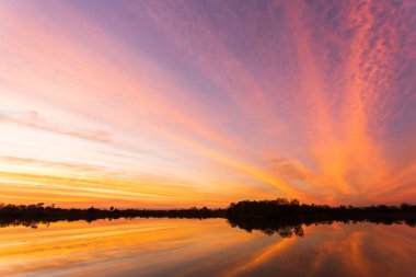 Gün batımında bulutlu renkli dramatik gökyüzü