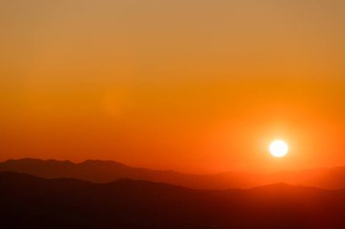 Gün batımında bulutlu renkli dramatik gökyüzü