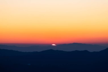 Gün batımında bulutlu renkli dramatik gökyüzü