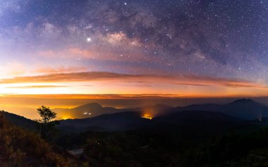 Panorama Samanyolu Galaksisi Doi inthanon Chiang Mai, Tayland