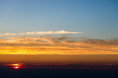 Gün batımında bulutlu renkli dramatik gökyüzü