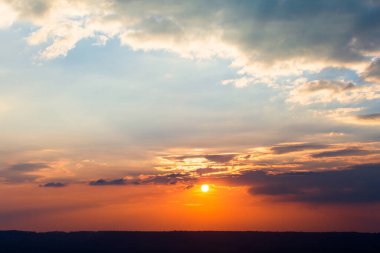 Gün batımında bulutlu renkli dramatik gökyüzü